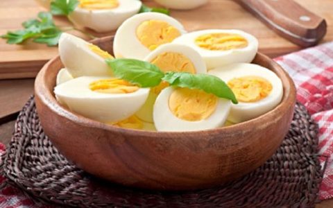 تخم مرغ را با فلفل سیاه بخورید 1 تخم مرغ را با فلفل سیاه بخورید