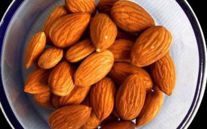 ۳ خوردنی مفید برای شروع روز