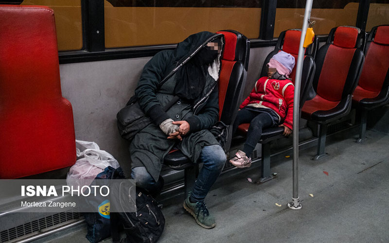 تصاویر تلخ اتوبوس خوابی زنان و مردان در تهران
