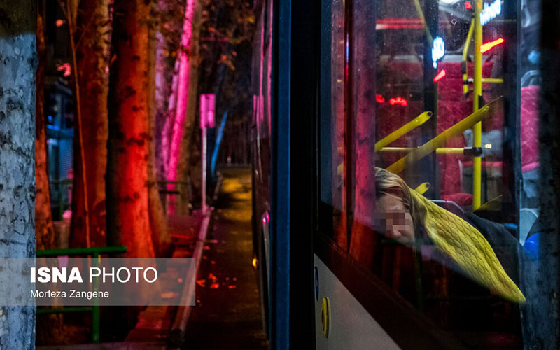 تصاویر تلخ اتوبوس خوابی زنان و مردان در تهران