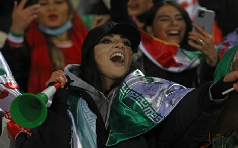 «بازتاب» سعادت شریفی پور - رسانه‌های معتبر خارجی در ساعات گذشته از تحولات و رویدادهای مرتبط با ایران غافل نبوده و مطالب قابل‌تأملی را پیرامون مسائل مرتبط با ایران به رشته تحریر درآوردند مثل پایگاه خبری المانیتور، شبکه خبری الجزیره و روزنامه دِ هیل بر موضوعاتی چون صدا و سیما ایران هک شد، برخی از زنان اجازه ورود به ورزشگاه را پیدا کردند، مماشات در سیاست خارجی آمریکا کارایی ندارد، نوشتند.