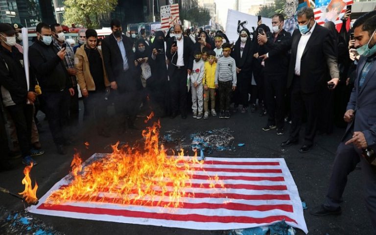 «بازتاب» سعادت شریفی پور - رسانه‌های معتبر خارجی در ساعات گذشته از تحولات و رویدادهای مرتبط با ایران غافل نبوده و مطالب قابل‌تأملی را پیرامون مسائل مرتبط با ایران به رشته تحریر درآوردند مثل پایگاه خبری المانیتور، شبکه خبری الجزیره و روزنامه دِ هیل بر موضوعاتی چون صدا و سیما ایران هک شد، برخی از زنان اجازه ورود به ورزشگاه را پیدا کردند، مماشات در سیاست خارجی آمریکا کارایی ندارد، نوشتند.