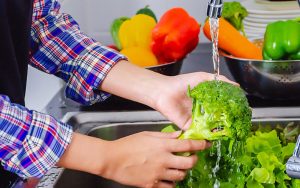 با زیاده‌روی در خوردن این خوراکی‌ها تا پای مرگ می‌روید