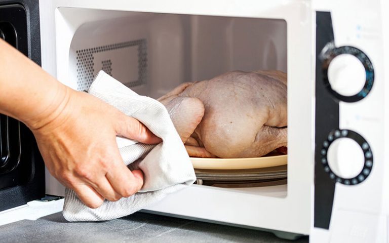 بدترین و بهترین روش باز کردن یخ گوشت و مرغ