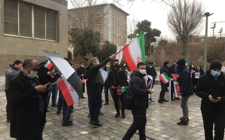 تجمع-اعتراضی-سهامداران-مقابل-سازمان-برنامه-و-بودجه