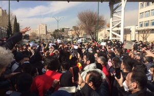 تجمع هواداران پرسپولیس مقابل مجلس