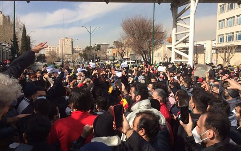 تجمع هواداران پرسپولیس مقابل مجلس