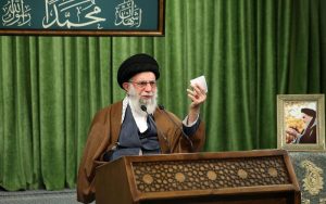 رهبر معظم انقلاب: نمی توانیم در مقابل مدیریت فضای مجازی توسط دشمن بیکار بنشینیم