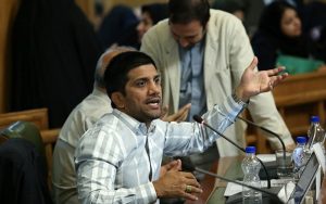 علیرضا دبیر گرین‌کارت دارد اما شعار مرگ بر آمریکا می‌دهد
