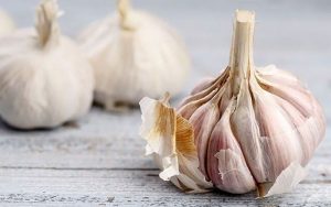 ۲ ترفند جالب و آسان برای پوست کندن سیر