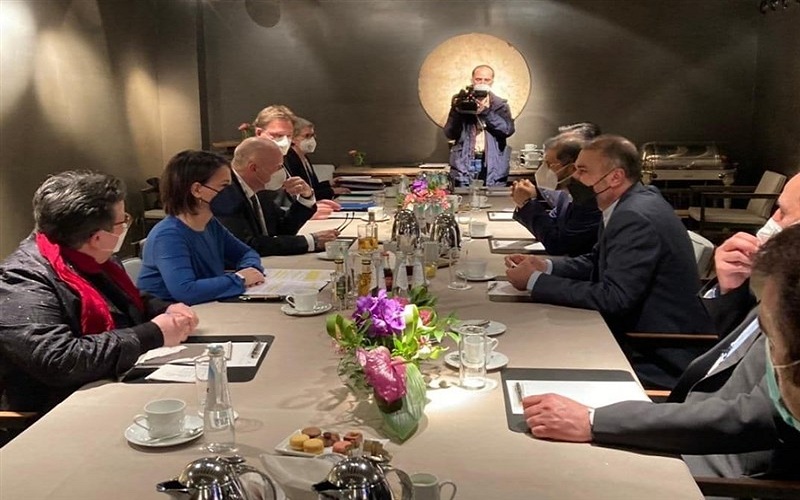 «بازتاب» سعادت شریفی پور - رسانه‌های معتبر خارجی در ساعات گذشته از تحولات و رویدادهای مرتبط با ایران غافل نبوده و مطالب قابل‌تأملی را پیرامون مسائل مرتبط با ایران به رشته تحریر درآوردند مثل نشریه اویل پرایس، نشریه پولیتیکو و اندیشکده اوراسیاریویو بر موضوعاتی چون با افزایش امید به توافق ایران، قیمت نفت کاهش پیدا کرد، مذاکرات با ایران کارساز نیست، بایدن گزینه های بهتری دارد، وزیرامورخارجه ایران در کنفرانس امنیتی مونیخ شرکت کرد، نوشتند.