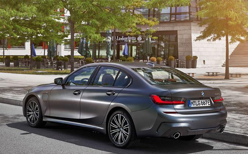 نگاهی به بی ام و سری 3 سال 2022 / تصاویر