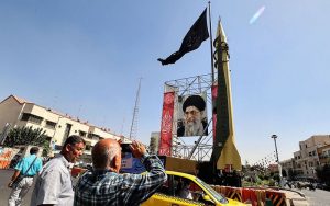 «بازتاب» سعادت شریفی پور - رسانههای معتبر خارجی در ساعات گذشته از تحولات و رویدادهای مرتبط با ایران غافل نبوده و مطالب قابلتأملی را پیرامون مسائل مرتبط با ایران به رشته تحریر درآوردند مثل روزنامه دِ هیل، نشریه اویل پرایس و پایگاه خبری المانیتور بر موضوعاتی چون سناتورهای جمهوری خواه تهدید به جلوگیری از توافق ایران کردند، خوش بینی نسبت به توافق هسته ای ایران، قیمت نفت را پایین می آورد، ایران علی رغم پیشرفت در مذاکرات از موشک جدید رونمایی می کند، نوشتند.