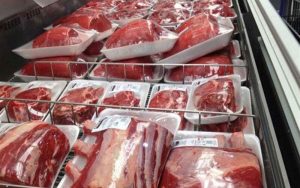 عرضه گوشت قرمز با قیمت دولتی در بازار