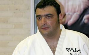 ملی پوش سابق ایران بازوبند۳ ساله پهلوانی را دریافت می کند