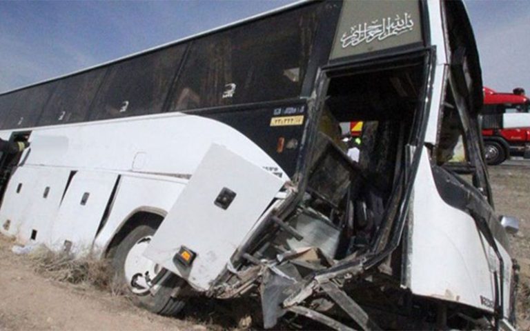 ۲۰ مصدوم در واژگونی اتوبوس جاده ایرانشهر