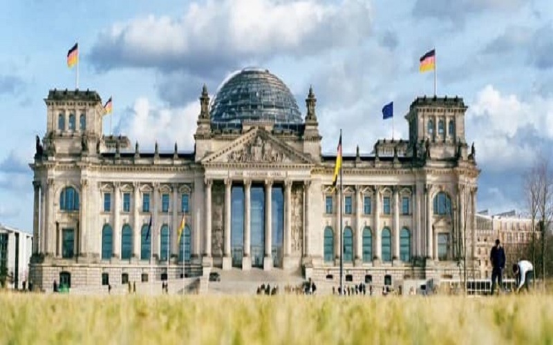 «بازتاب» سعادت شریفی پور - رسانه‌های معتبر خارجی در ساعات گذشته از تحولات و رویدادهای مرتبط با ایران غافل نبوده و مطالب قابل‌تأملی را پیرامون مسائل مرتبط با ایران به رشته تحریر درآوردند مثل پایگاه خبری المانیتور، نشریه اویل پرایس و روزنامه نیویورک پُست بر موضوعاتی چون شورای عالی امنیت ملی و نمایندگان ایران درباره توافق هسته ای نشست داشته اند، آلمان از ایران خواست تا توافق هسته ای را احیا کند، بایدن در سخنرانی فاجعه بار خود از ایرانیان نام برد، نوشتند.