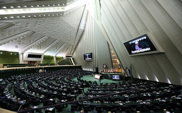 «بازتاب» سعادت شریفی پور - رسانه‌های معتبر خارجی در ساعات گذشته از تحولات و رویدادهای مرتبط با ایران غافل نبوده و مطالب قابل‌تأملی را پیرامون مسائل مرتبط با ایران به رشته تحریر درآوردند مثل شبکه خبری الجزیره، روزنامه نیویورک پُست و هفته نامه ویک بر موضوعاتی چون نگرانی های نفتی به ایران دست برتر در مذاکرات هسته ای می دهد، ایران مسئولیت شلیک موشک به نزدیک کنسولگری آمریکا در عراق را پذیرفت، آمریکا ایران را مسئول حمله موشکی به کردستان عراق می داند، نوشتند.