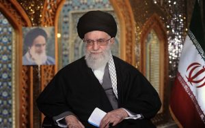 «بازتاب» سعادت شریفی پور - رسانه‌های معتبر خارجی در ساعات گذشته از تحولات و رویدادهای مرتبط با ایران غافل نبوده و مطالب قابل‌تأملی را پیرامون مسائل مرتبط با ایران به رشته تحریر درآوردند مثل پایگاه خبری المانیتور، شبکه خبری الجزیره و نشریه اویل پرایس بر موضوعاتی چون رهبر ایران تولید را کلید حل مشکلات اقتصادی می داند، نخست وزیر اسرائیل، حاکم امارات و السیسی در مصر گفتگو کردند، توافق هسته ای ایران در حال حل آخرین مانع است، نوشتند.