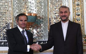 «بازتاب» سعادت شریفی پور - رسانه‌های معتبر خارجی در ساعات گذشته از تحولات و رویدادهای مرتبط با ایران غافل نبوده و مطالب قابل‌تأملی را پیرامون مسائل مرتبط با ایران به رشته تحریر درآوردند مثل نشریه اویل پرایس، شبکه خبری الجزیره و پایگاه خبری المانیتور بر موضوعاتی چون اویل آیا روسیه مانع از توافق هسته ای ایران می شود؟ آمریکا بابت برنامه موشکی بالستیک ایران را تحریم می کند، آمریکا باید در مذاکرات هسته ای واقع بین باشد، نوشتند.