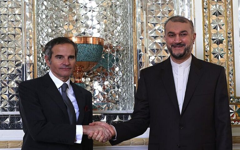 «بازتاب» سعادت شریفی پور - رسانه‌های معتبر خارجی در ساعات گذشته از تحولات و رویدادهای مرتبط با ایران غافل نبوده و مطالب قابل‌تأملی را پیرامون مسائل مرتبط با ایران به رشته تحریر درآوردند مثل نشریه اویل پرایس، شبکه خبری الجزیره و پایگاه خبری المانیتور بر موضوعاتی چون اویل آیا روسیه مانع از توافق هسته ای ایران می شود؟ آمریکا بابت برنامه موشکی بالستیک ایران را تحریم می کند، آمریکا باید در مذاکرات هسته ای واقع بین باشد، نوشتند.