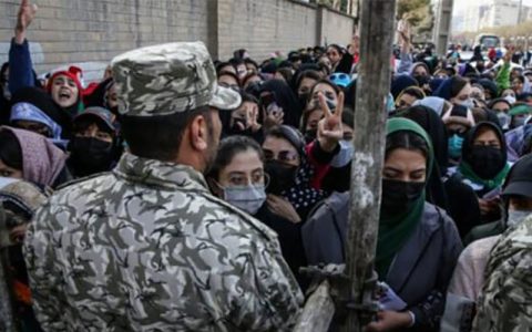 پاشیدن اسپری فلفل به صورت زنان و دختران علاقه‌مند به ورود به ورزشگاه