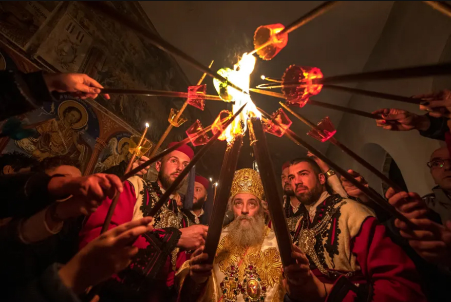 مسیحیان ارتدوکس در مقدونیه شمالی در حال حمل مشعل مقدس