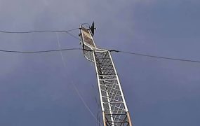 احتمال سقوط یک دکل ۲۰ متری در خیابان انقلاب تهران / عکس