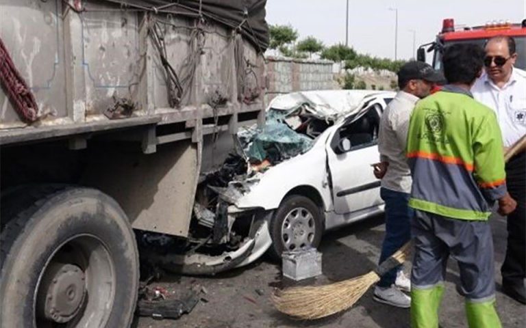 تصادف مرگبار پژو ٢٠۶ و کامیون در جاده دماوند