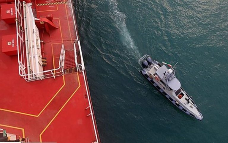 توقیف کشتی خارجی حامل سوخت قاچاق توسط نیروی دریایی سپاه در خلیج فارس