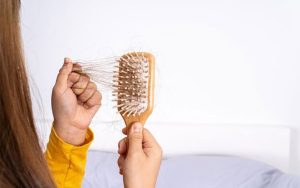 جلوگیری از ریزش مو با این توصیه ساده طب سنتی