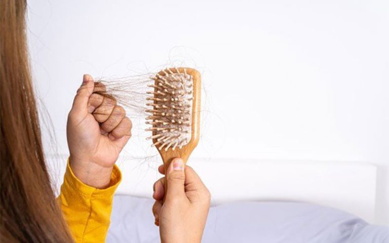 جلوگیری از ریزش مو با این توصیه ساده طب سنتی