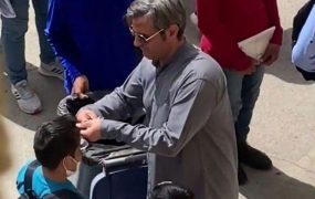 جنجال قیچی کردن موهای دانش آموزان در صف مدرسه