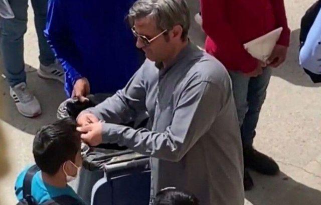 جنجال قیچی کردن موهای دانش آموزان در صف مدرسه
