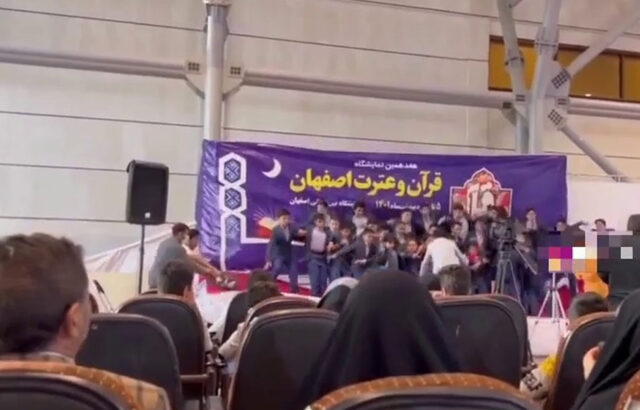 سقوط گروه تواشیح از روی استیج در اصفهان/ فیلم