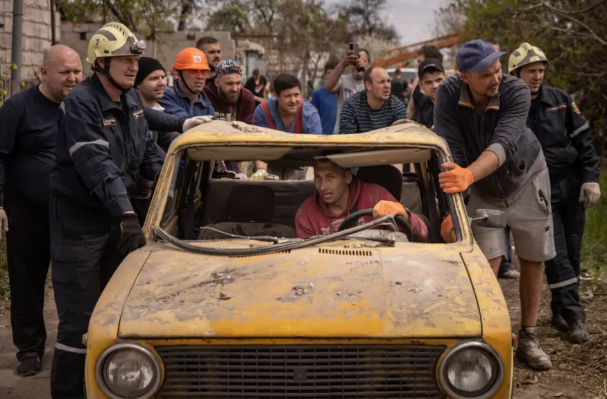 دیدنی های امروز؛ موج کم سابقه گرمای بهاری در جنوب آسیا شهروندان اوکراین در حال جمع کردن بقایای حملات موشکی