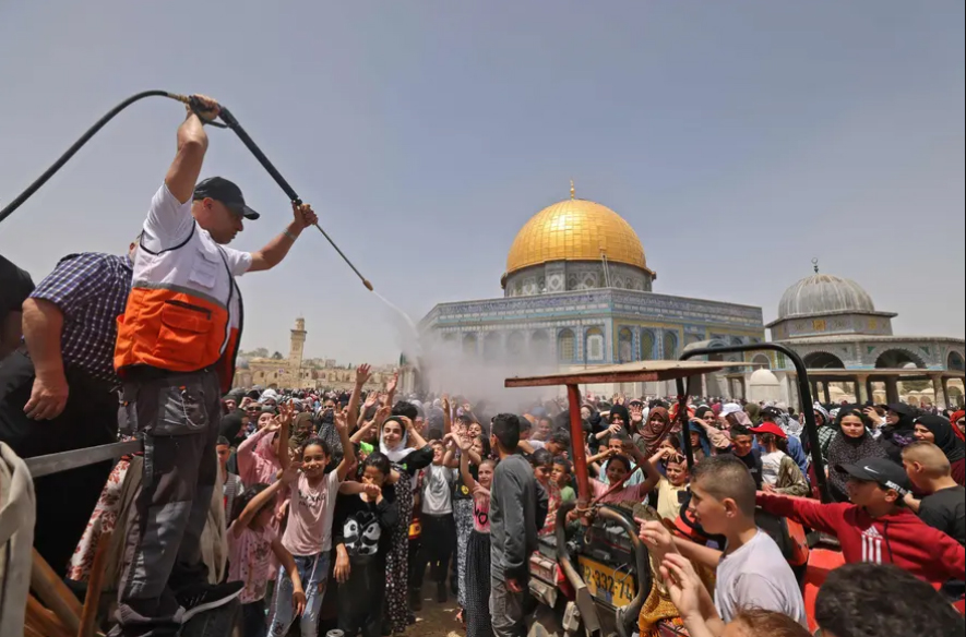 دیدنی های امروز؛ موج کم سابقه گرمای بهاری در جنوب آسیا خنک شدن روزه داران فلسطینی