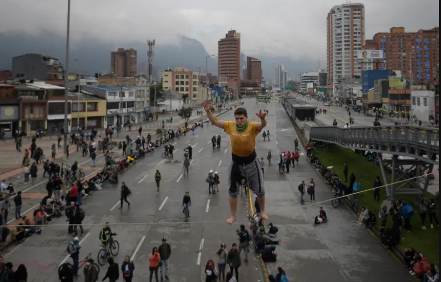 دیدنی های امروز؛ موج کم سابقه گرمای بهاری در جنوب آسیا اجرای نمایش بندبازی در حاشیه اعتراضات ضددولتی