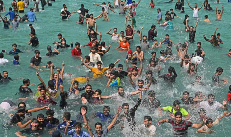 دیدنی های امروز؛ موج کم سابقه گرمای بهاری در جنوب آسیا خنک شدن مردم شهر لاهور پاکستان