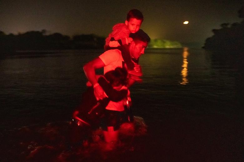 دیدنی های امروز؛ جشن روز پیروزی در روسیه عبور شبانه پناهجویان غیرقانونی از رود مرزی ریوگرانده