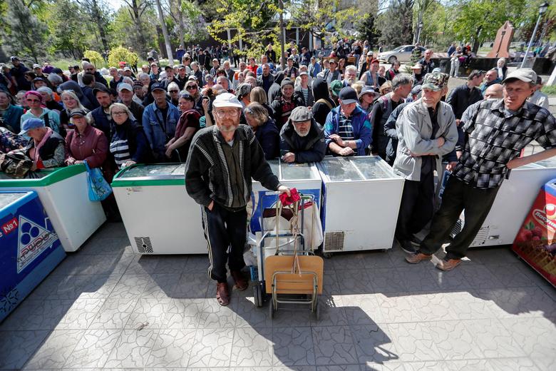 دیدنی های امروز؛ جشن روز پیروزی در روسیه صف توزیع کمک های بشردوستانه