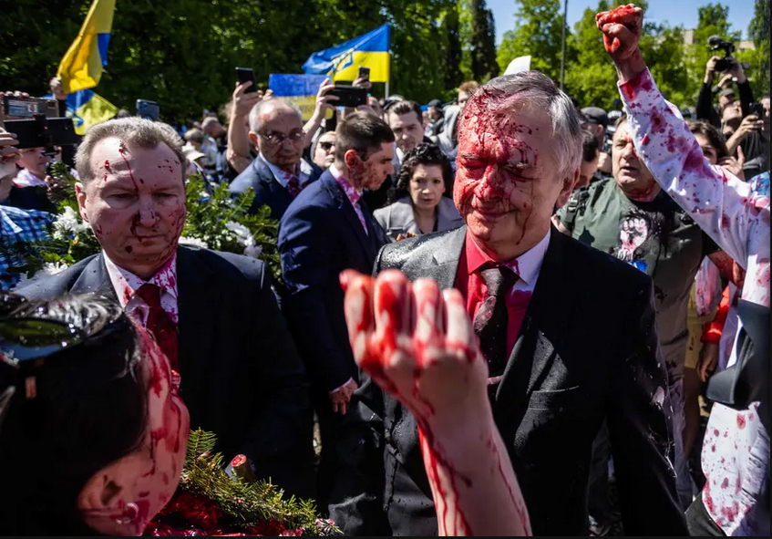 دیدنی های امروز؛ جشن روز پیروزی در روسیه پاشیدن رنگ روی سفیر روسیه در لهستان