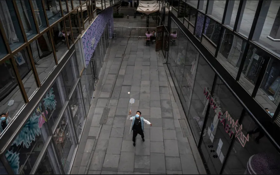 دیدنی های امروز؛ از خبرنگارکُشی اسراییل تا قبر نمادین پوتین در اوکراین بدمینتون بازی در یک مرکز تجاری تعطیل شده