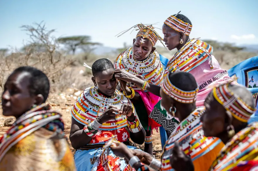 زنان بومی کنیا در حال درست کردن زیور آلات سنتی