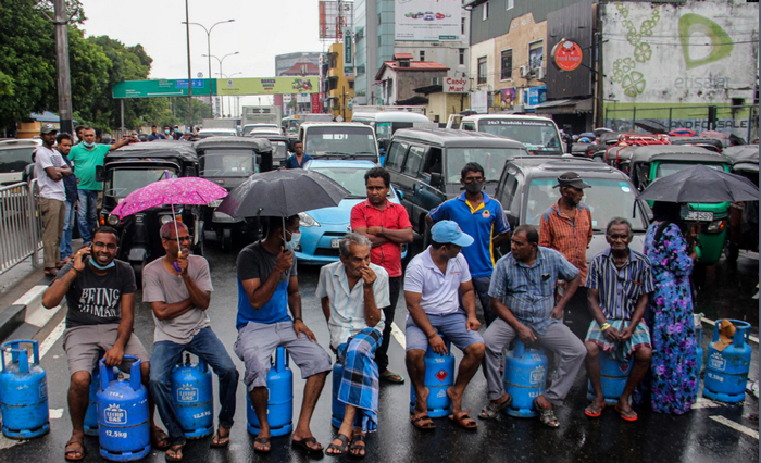 صف شلوغ پر کردن کپسول های گاز مایع در شهر کلمبو سریلانکا