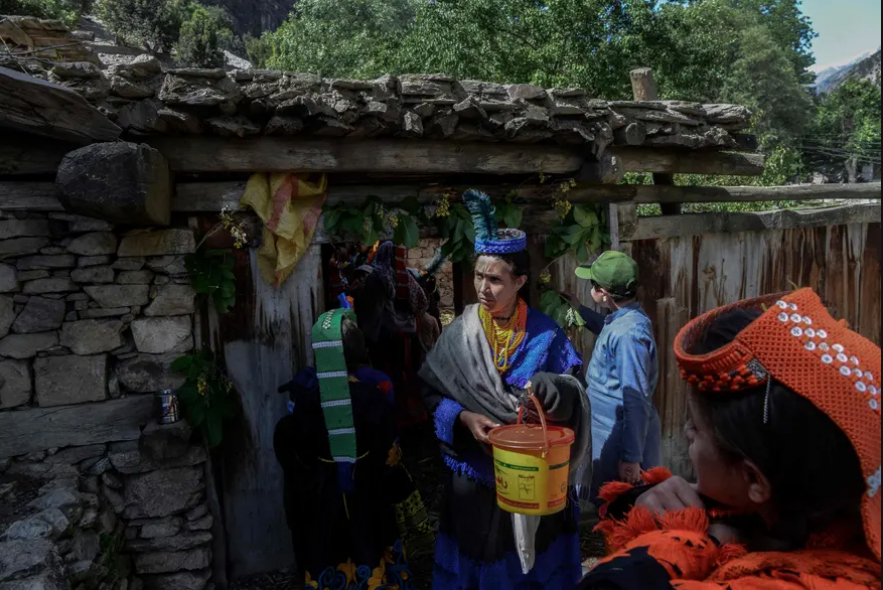 دیدنی های امروز؛ از تیراندازی مرگبار در آمریکا تا روز "نکبت" زنان قبیله "کلاش" در پاکستان با لباس سنتی در آیین سنتی جشن" جوشی"