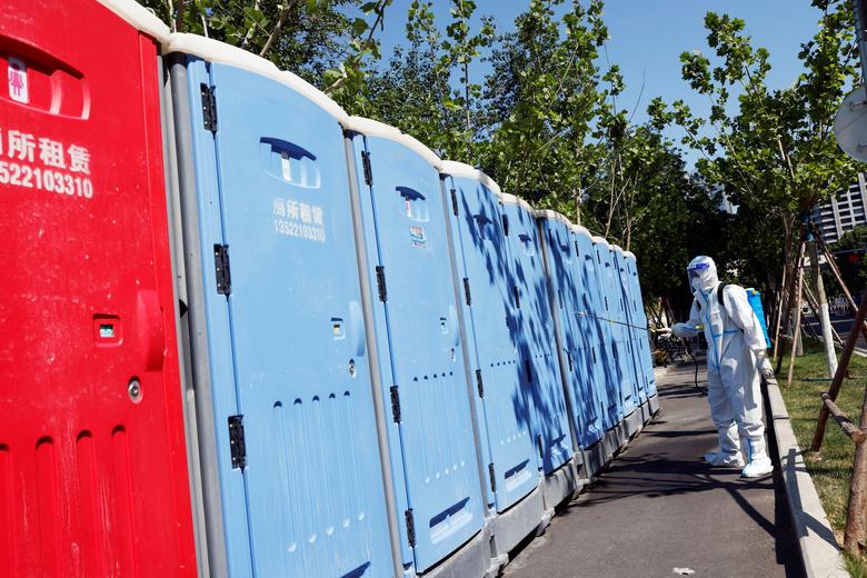 ضدعفونی کردن توالت های عمومی در منطقه ای قرنطینه شده 