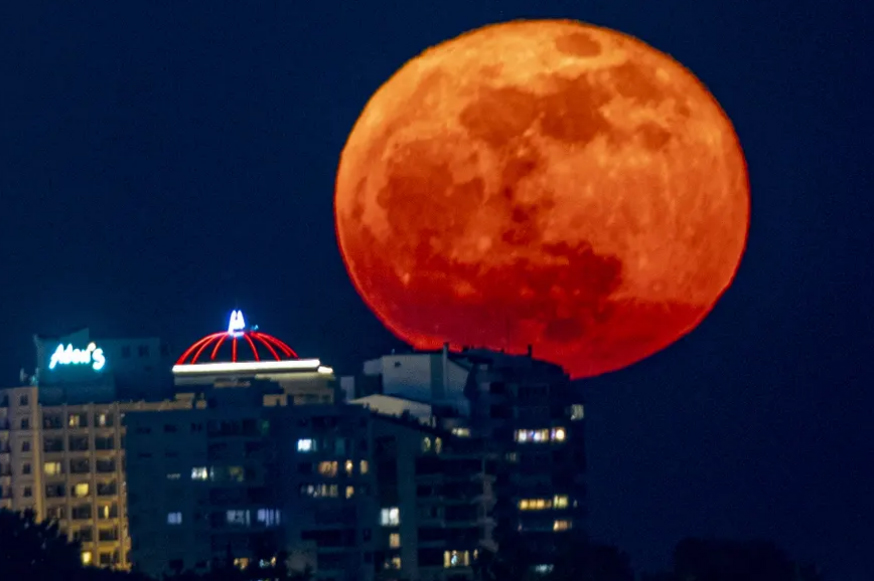 پدیده اَبَرماه خونین بر فراز شهر آنتالیا ترکیه