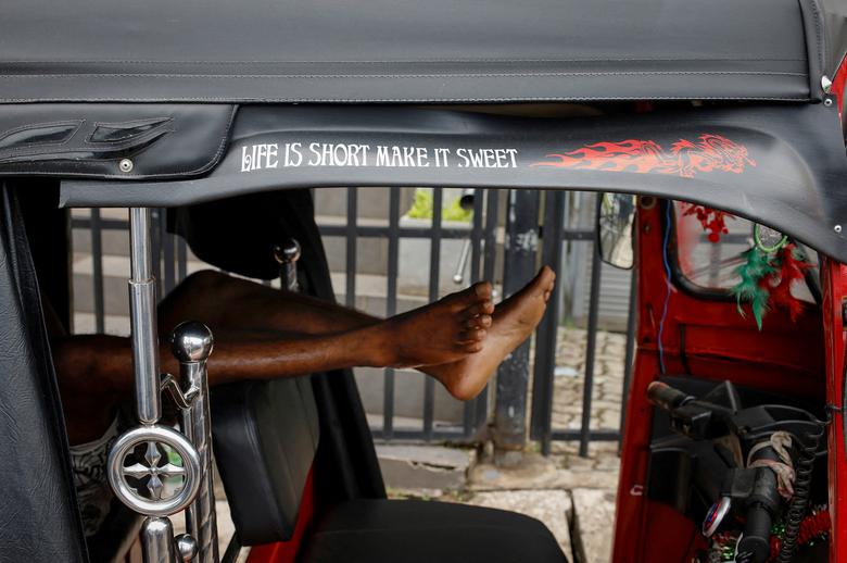 راننده "ریکشا" ( سه چرخه مسافرکِش) در شهر کلمبو سریلانکا