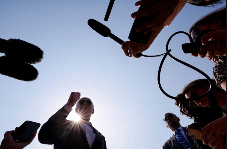 دیدنی های امروز؛ از شهر سقوط کرده "ماریوپل" اوکراین تا مسابقه خرسواری جو بایدن رییس جمهوری آمریکا در حال گفتگو با خبرنگاران